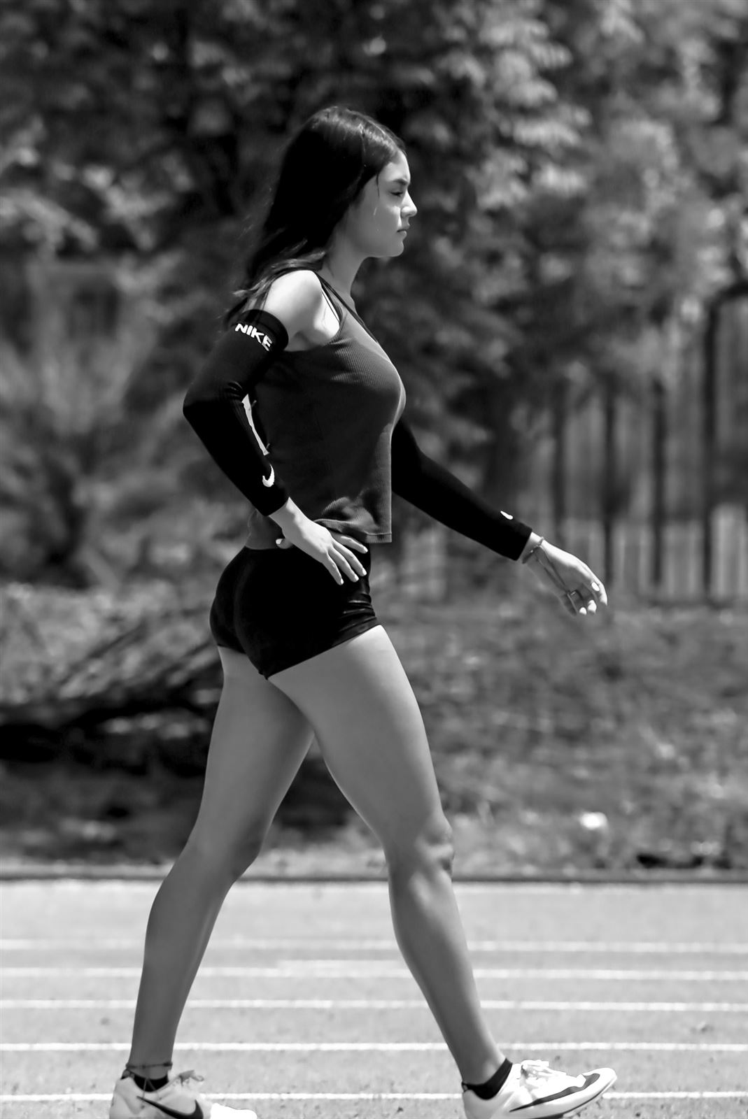 Atleta caminando en pista, blanco y negro